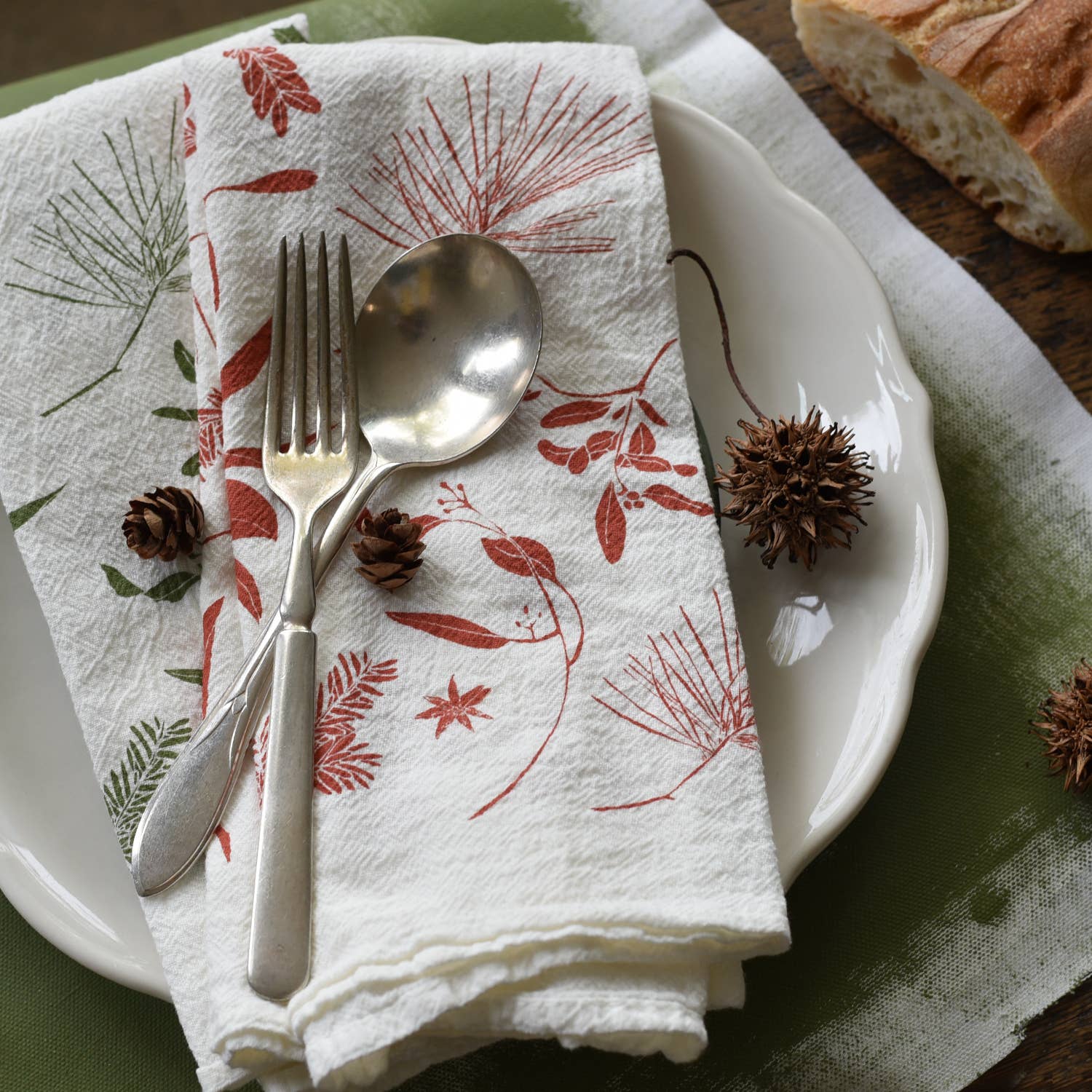 Red Boughs + Berries Napkins / Set of 4: 15&quot; x 20&quot; set of four napkins